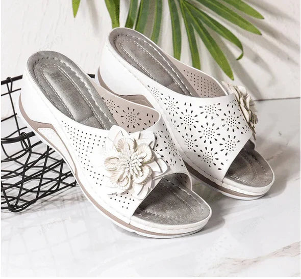Pieterse – Orthopedic Wedge Sandals with Floral Cutout