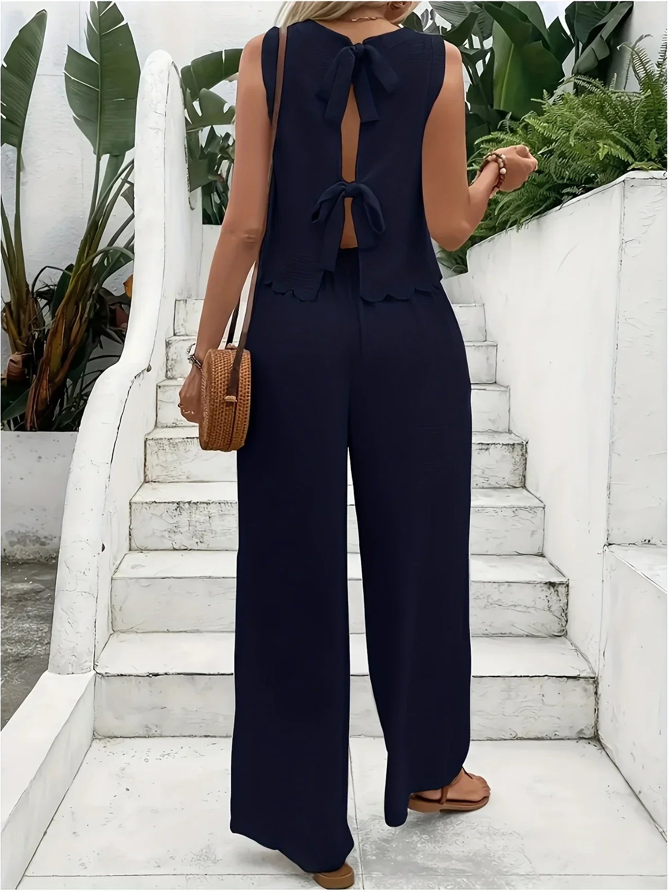 Raya – Stylish Sleeveless Two-Piece Set