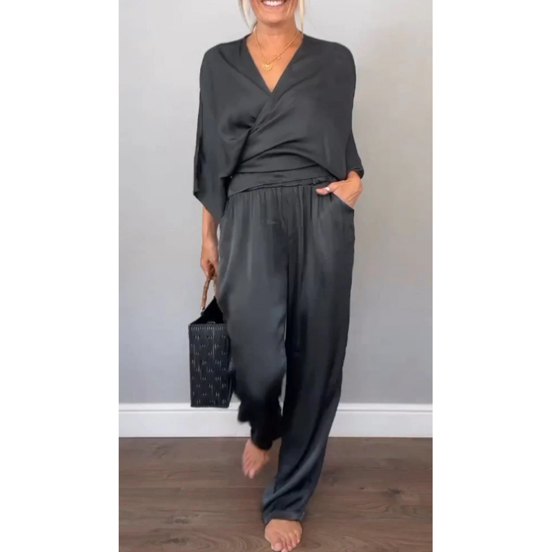 Samira - Top with V-Neck and Pants Made from Mercerized Cotton