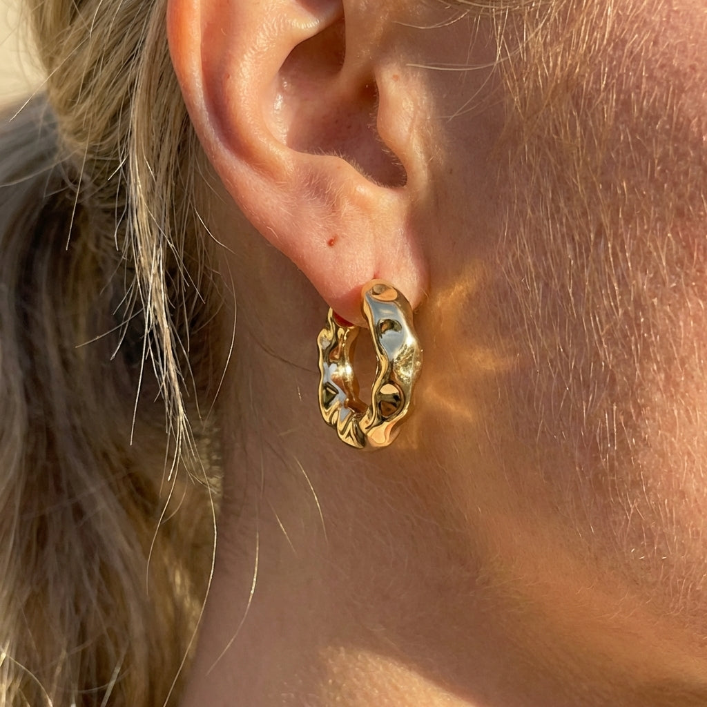 Solvéra Sculptural Chunky Hoop Earrings