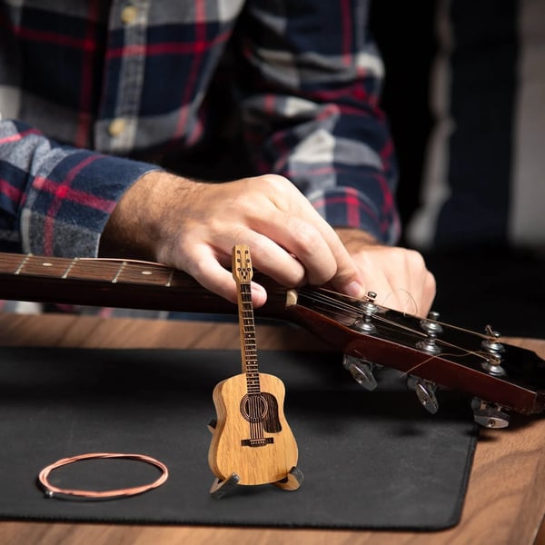 TuneCradle – Mini-Sweet Edition Cutie din lemn pentru plectru de chitară