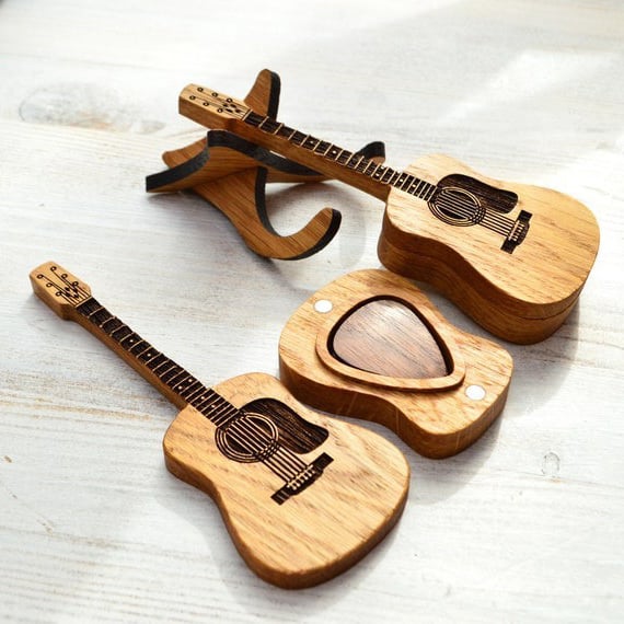 TuneCradle – Mini-Sweet Edition Cutie din lemn pentru plectru de chitară