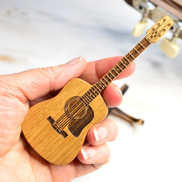 TuneCradle – Mini-Sweet Edition Cutie din lemn pentru plectru de chitară