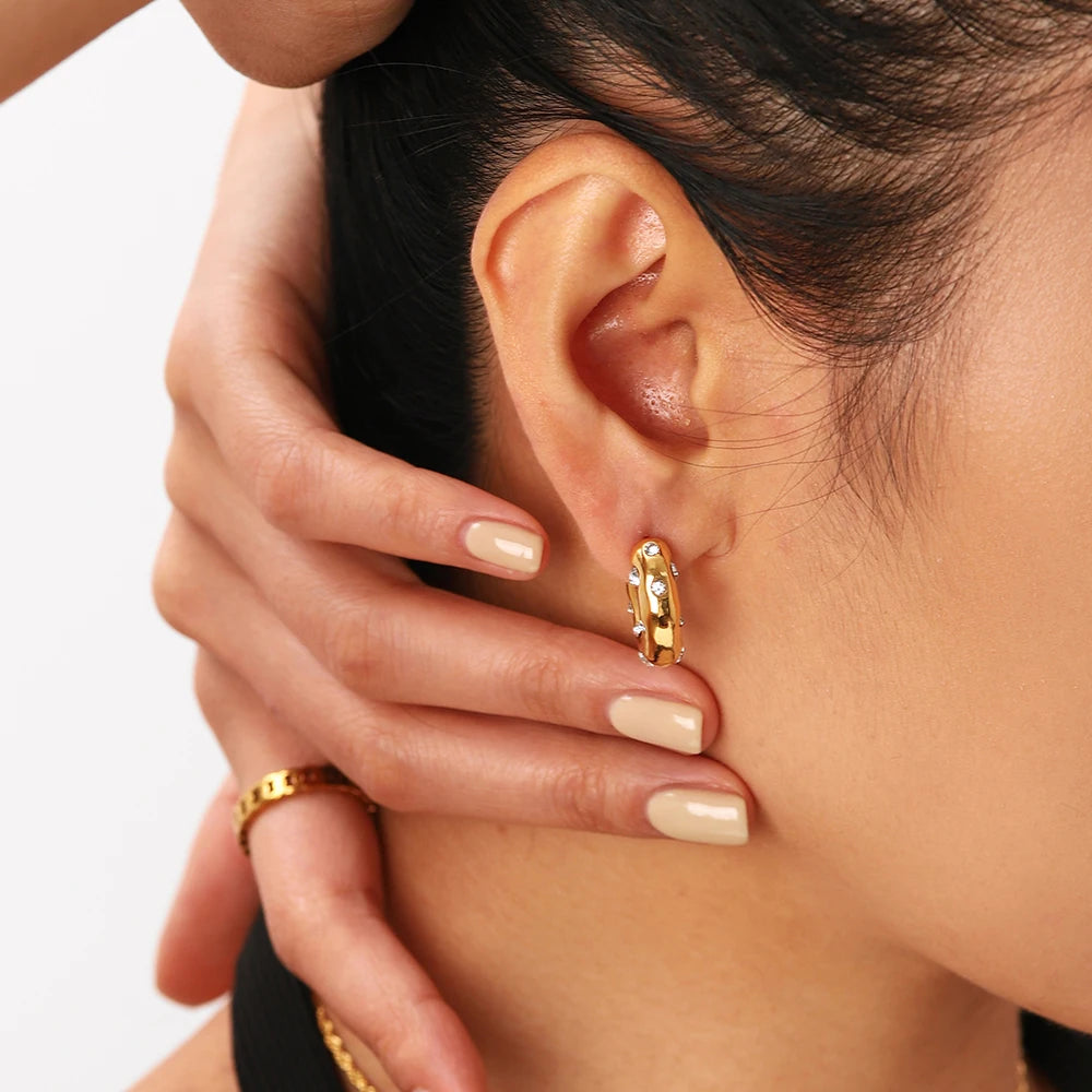 Uworld Shaped Hammer Shiny Zircon CC Shape Hoop Earrings For Women 18K Gold Plated Stainless Steel Circle Earrings Jewelry