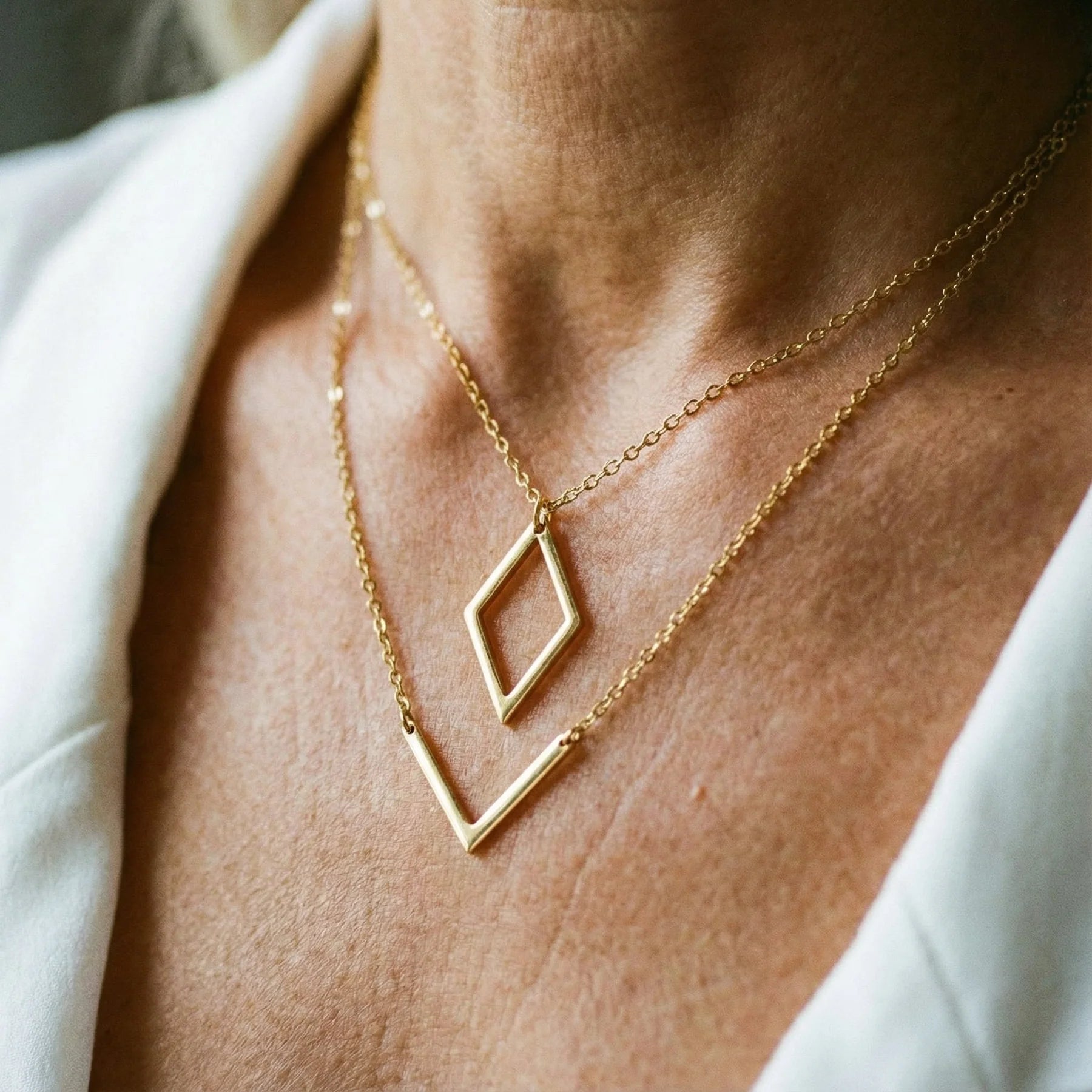 Yarabella – Elegante ketting met geometrische V-vormige hanger